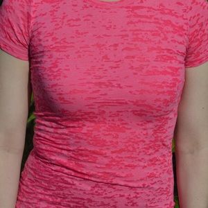 Tight-fitting pink t-shirt